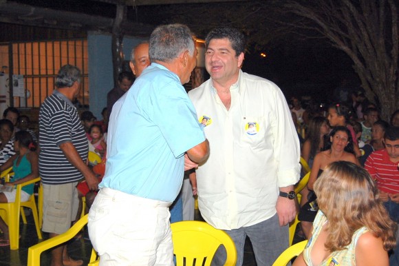 Guilherme Maluf é recebido por moradores de  Santo Antonio 