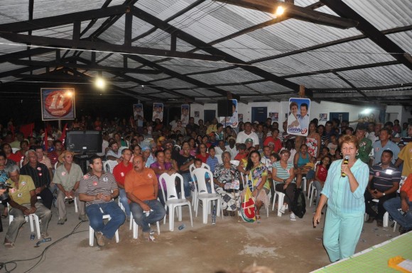 Glorinha discursa a moradores da Agrovila da Palmeiras
