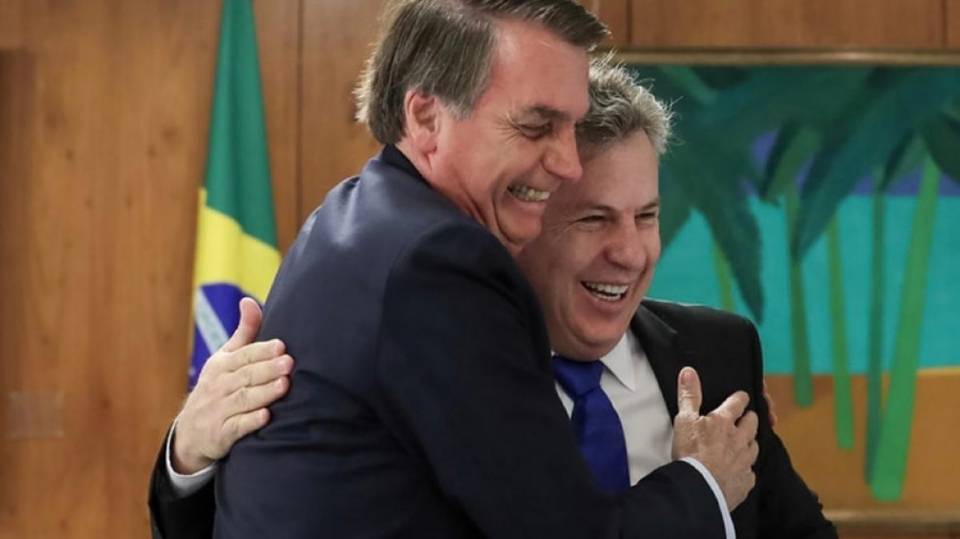 Folha de S. Paulo destaca aproximação do governador de MT com PL