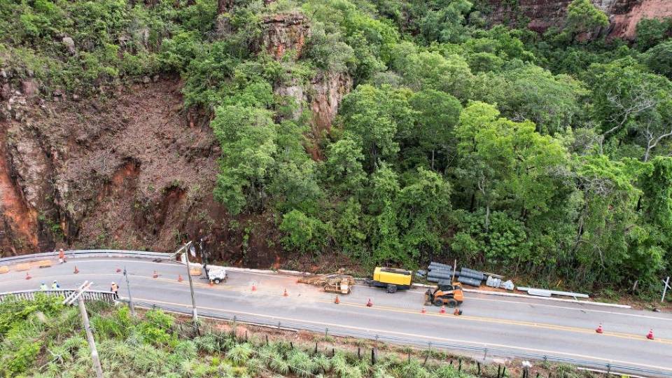 Trânsito no Portão do Inferno ficará em meia pista por três dias para obras de retaludamento
