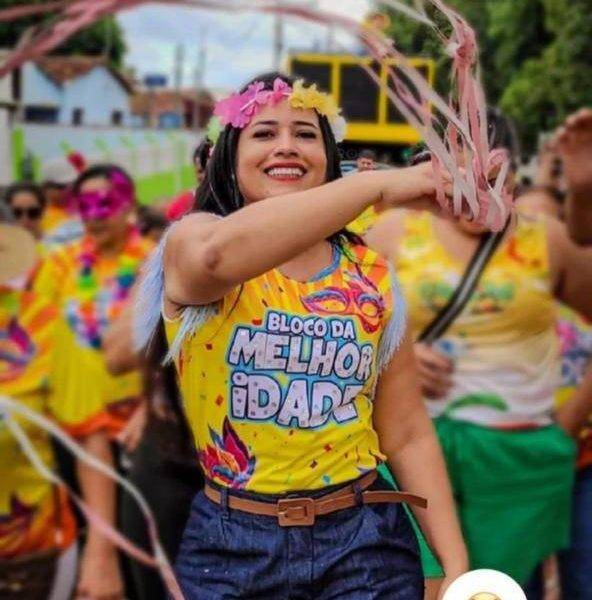 Prefeita Francieli anima foliões em motoneta no carnaval e milhares de seguidores curtem vídeo; <VIDEO>
