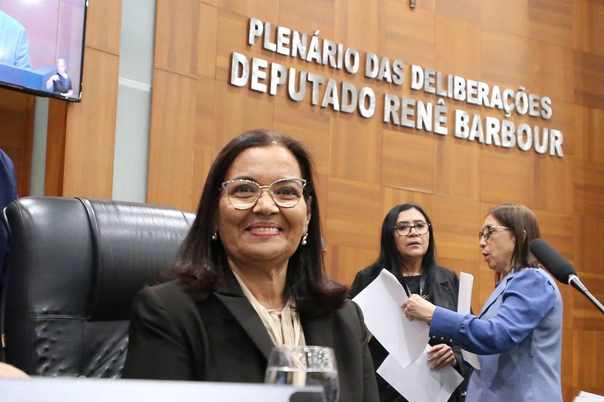 Professora Marildes Ferreira assume mandato de deputada e se torna única representante feminina no plenário