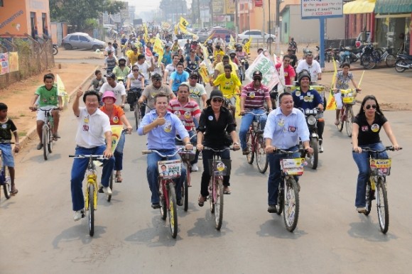 Bicicletaço em prol de Mauro Mendes lota centro de Cáceres