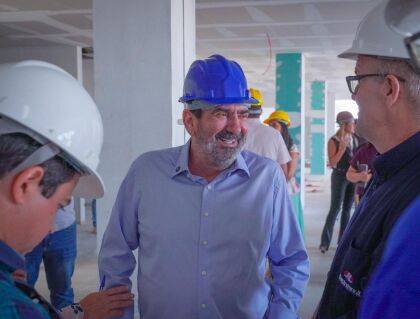 Dr. João visita obras do novo Hospital Júlio Müller e propõe doação de equipamentos para o interior