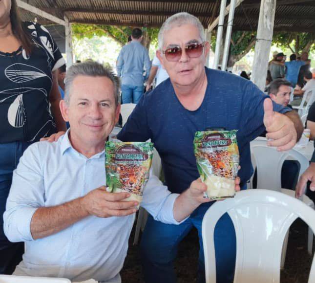 Governador inaugura asfalto em Agrovila das Palmeiras e recebe palmito pantaneiro como símbolo da força da agricultura familiar