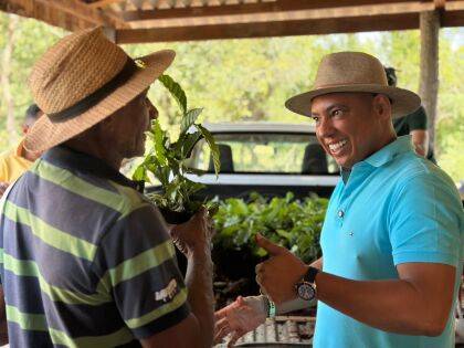 Juca do Guaraná entrega mil mudas de café a pequenos produtores em Santo Antônio de Leverger