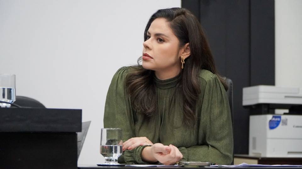 Casada com secretário, vereadora aliada de Abilio abandona sessão em votação de projeto que esvazia pasta