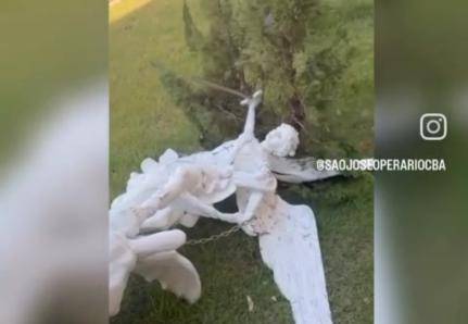 Mulher com problemas psiquiátricos derrubou e quebrou estátua de São Miguel em Cuiabá