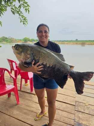 Pescadora pantaneira fisga tambaqui de 25 kg em Barão de Melgaço