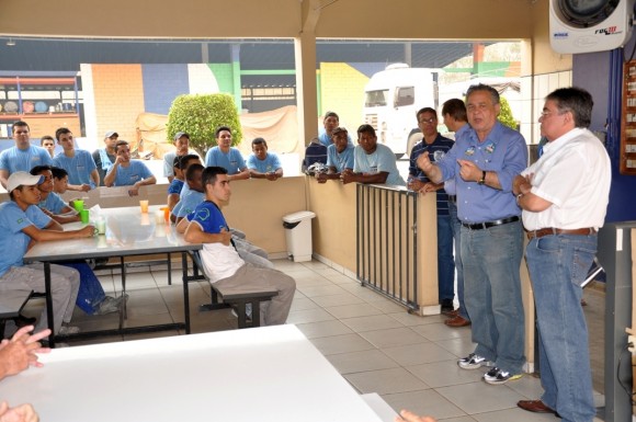 Antero visita fábrica de tintas e recebe apoio de trabalhadores