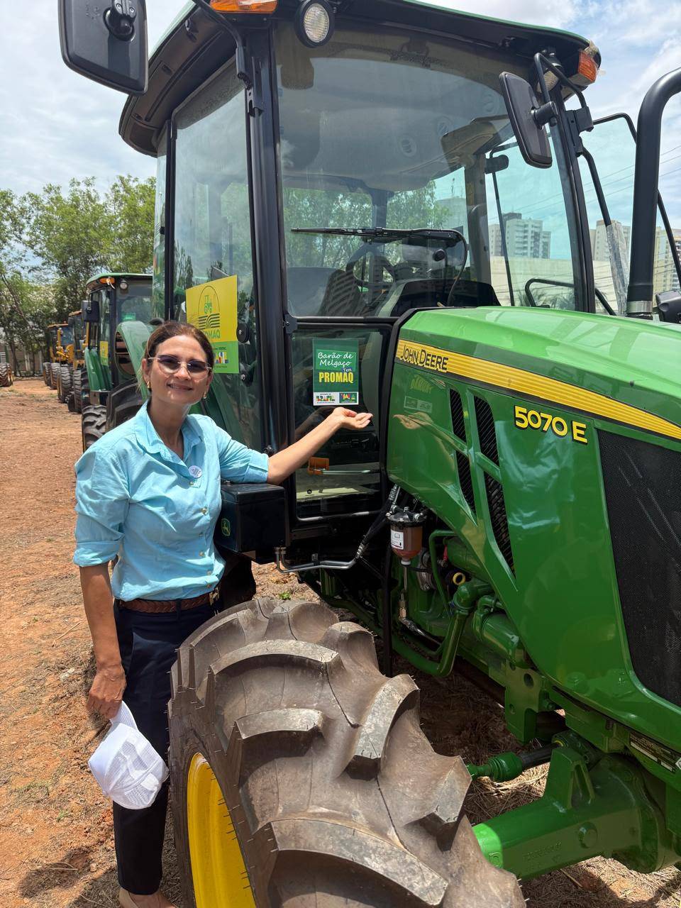 Prefeita Margareth recebe trator para Barão de Melgaço