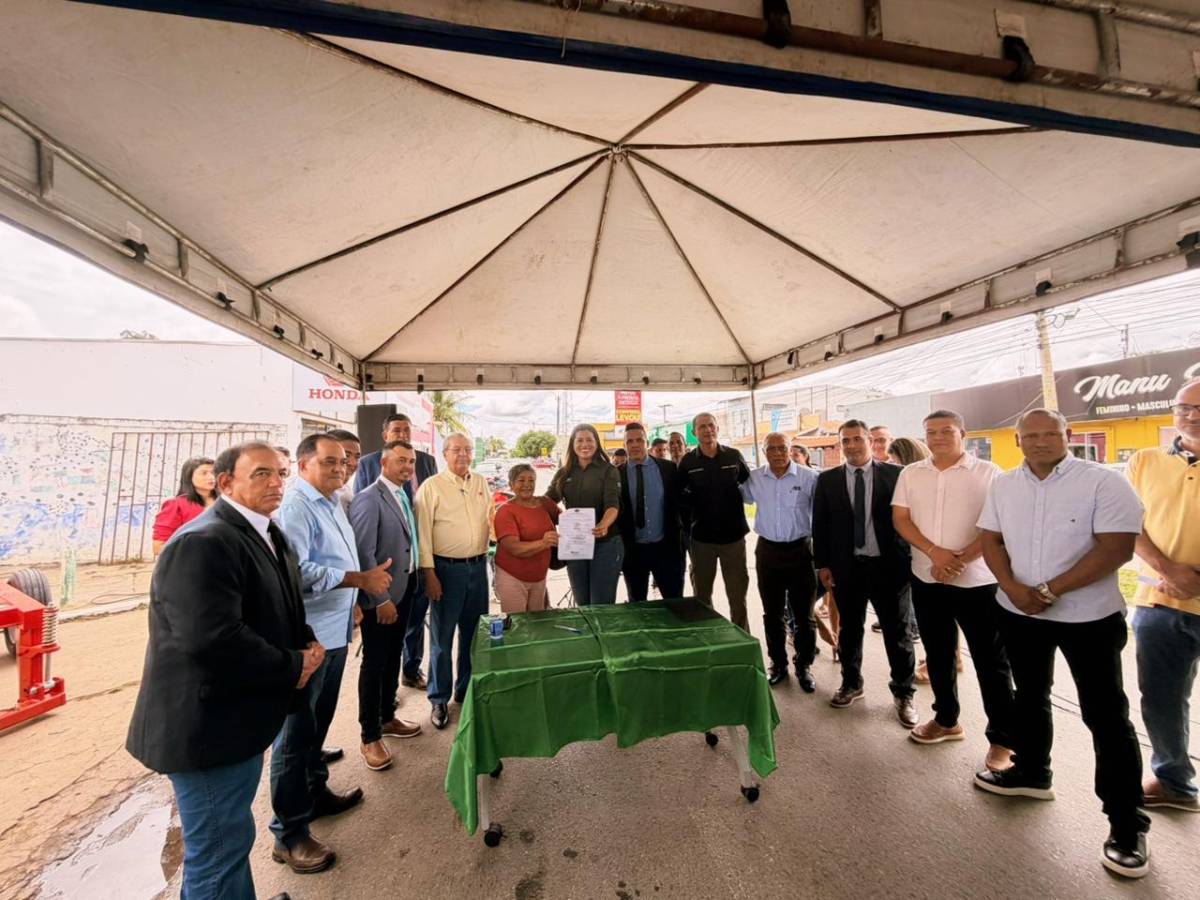 Prefeita Francieli e Câmara Municipal entregam maquinários para comunidades em Leverger