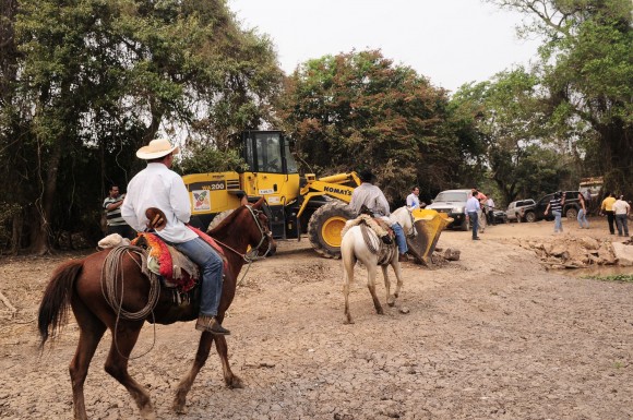 200 Pessoas fazem a limpeza da Baía de Chacororé nesta segunda