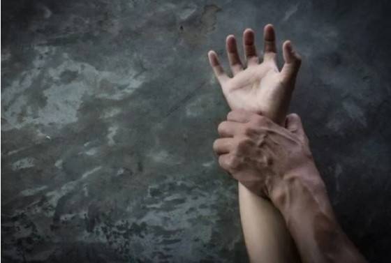 Quatro encapuzados invadem casa, trancam crianças e estupram mãe em Santo Antônio de Leverger