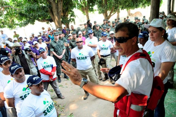 Seca expõe quase 10 toneladas de lixo na Baia de Chacororé