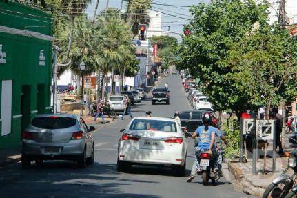 Comércio abre normalmente no feriadão e repartições públicas voltam só na quinta
