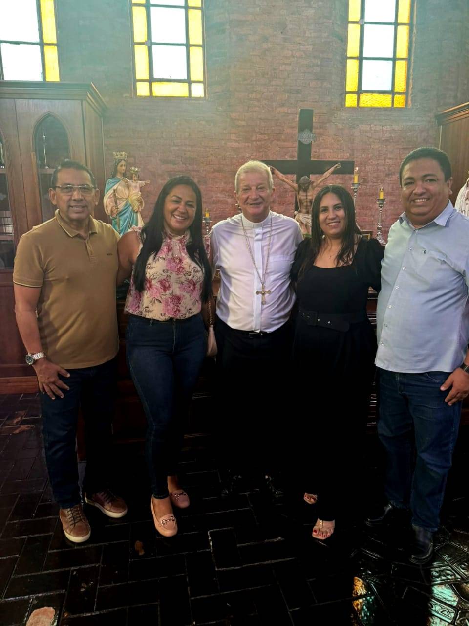 Rominho participa de missa com arcebispo Dom Mário em Cuiabá ao lado da esposa e amigos