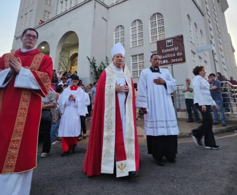 Despedida de Dom Mário: Arquidiocese de Cuiabá inicia Semana Santa com missas, procissões e Vigília Pascal