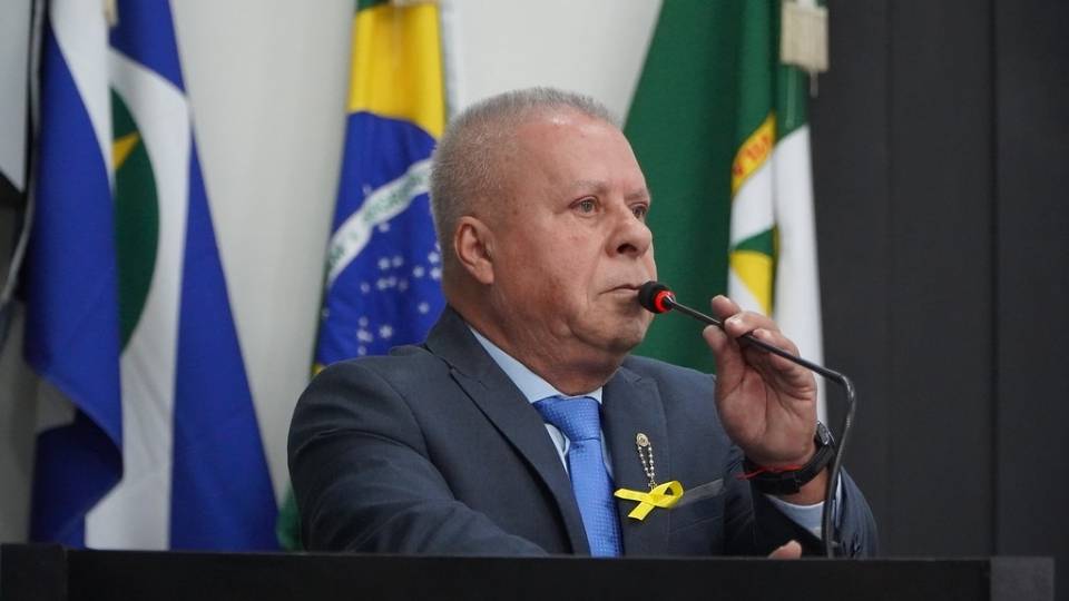 Afastado sob suspeita de desviar milhões em emendas, Chico 2000 é autorizado a retornar à Câmara de Cuiabá