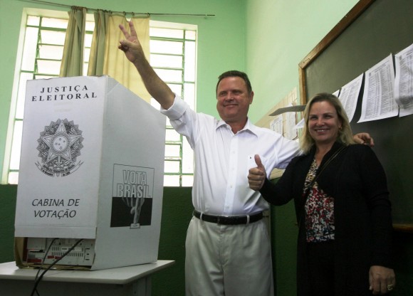 Maggi enfrenta fila, posa para fotos e descarta 