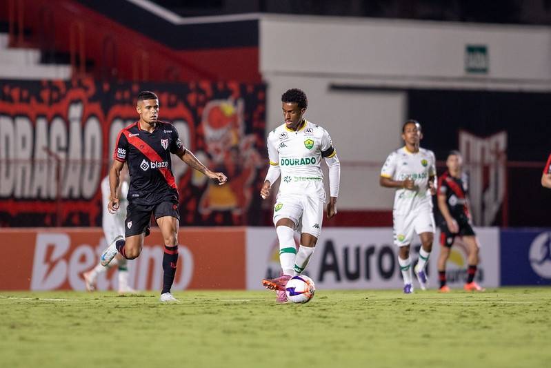 Cuiabá decepciona novamente, é derrotado para o Dragão e chega ao 10º jogo sem vencer; seis desafios sem marcar gols
