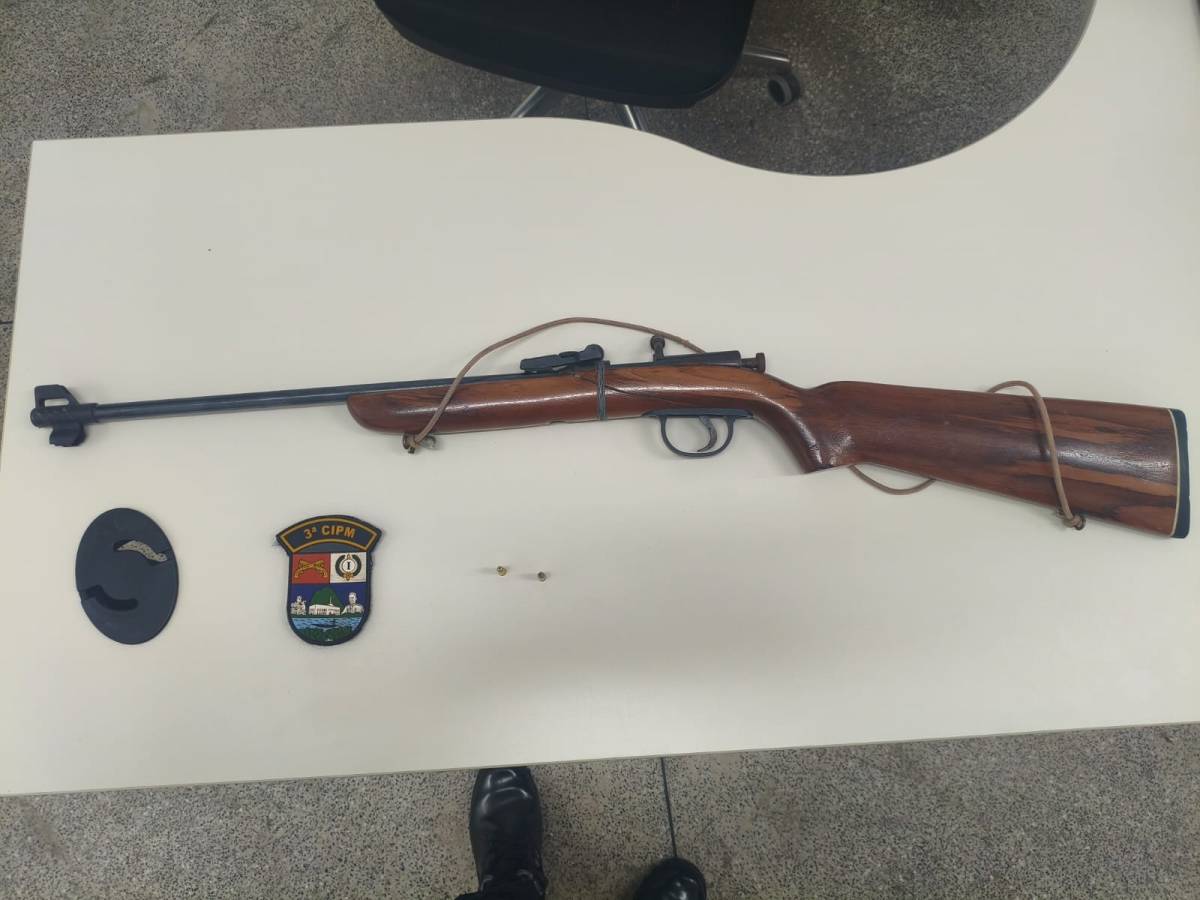 Vizinho atira com espingarda em 