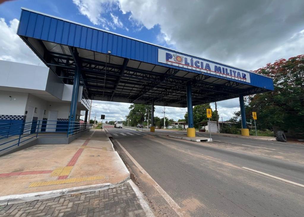 Suspeitos abandonam veículo e fogem para mata ao se depararem com barreira da PM em Leverger