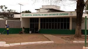 Mulher é conduzida pela PM após desacato a profissionais de saúde no hospital de Leverger