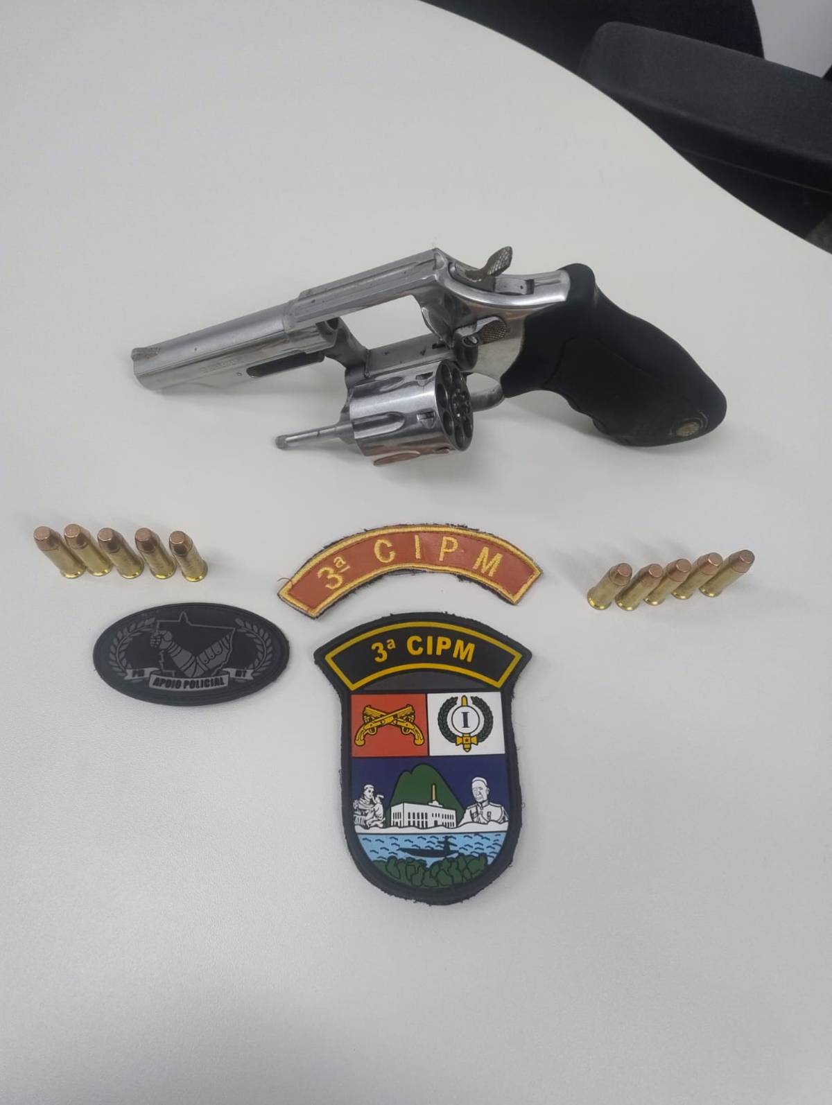 Sob medida protetiva, mulher denuncia ameaça e possível posse de arma por ex-companheiro