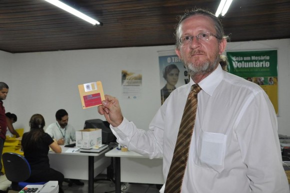 Juiz eleitoral de Santo Antônio Jose Arimatéa com disquete das urnas