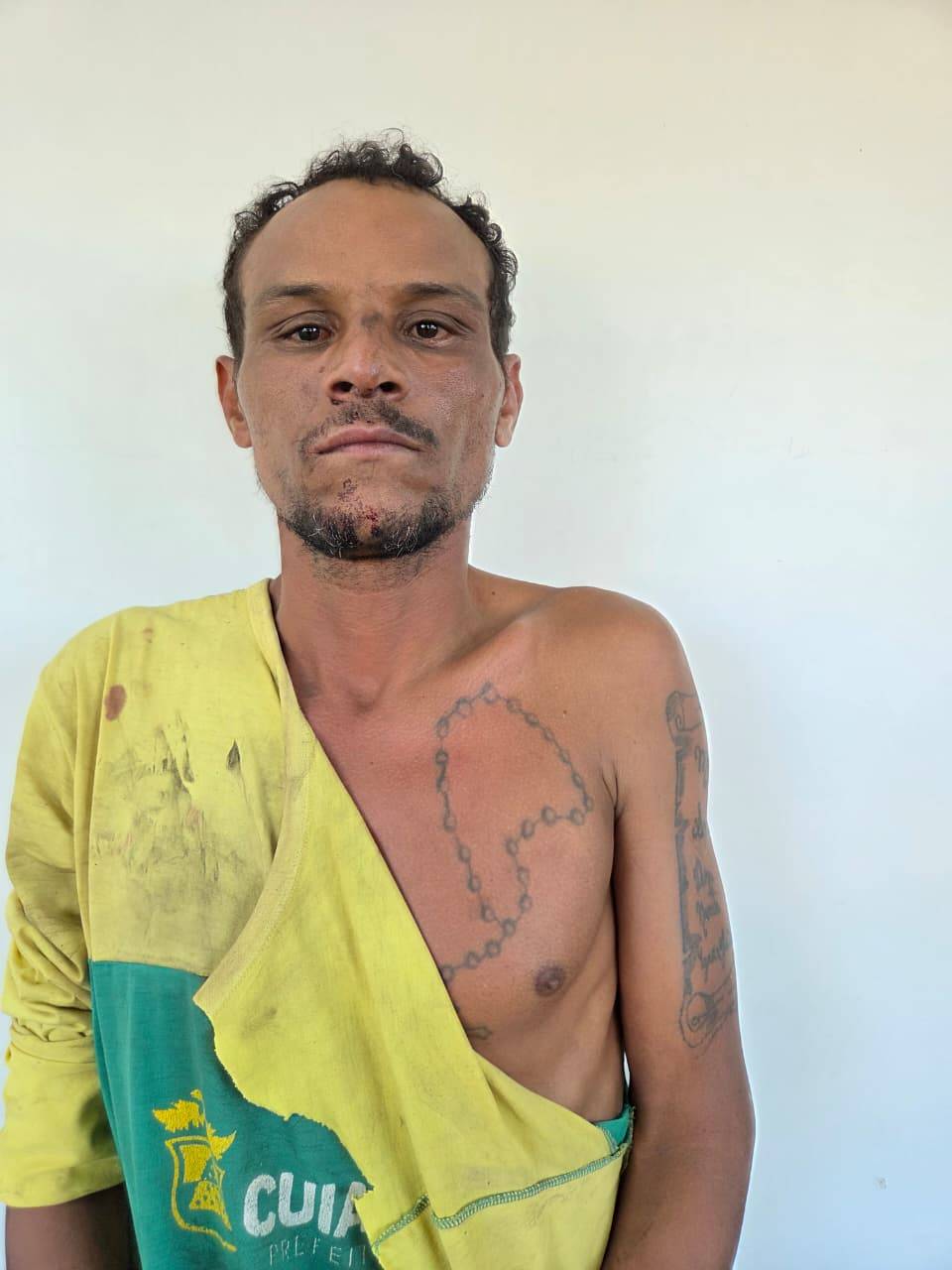 Armado, invade casa, rouba e acaba encontrado caído horas depois em barracão ao lado do BB