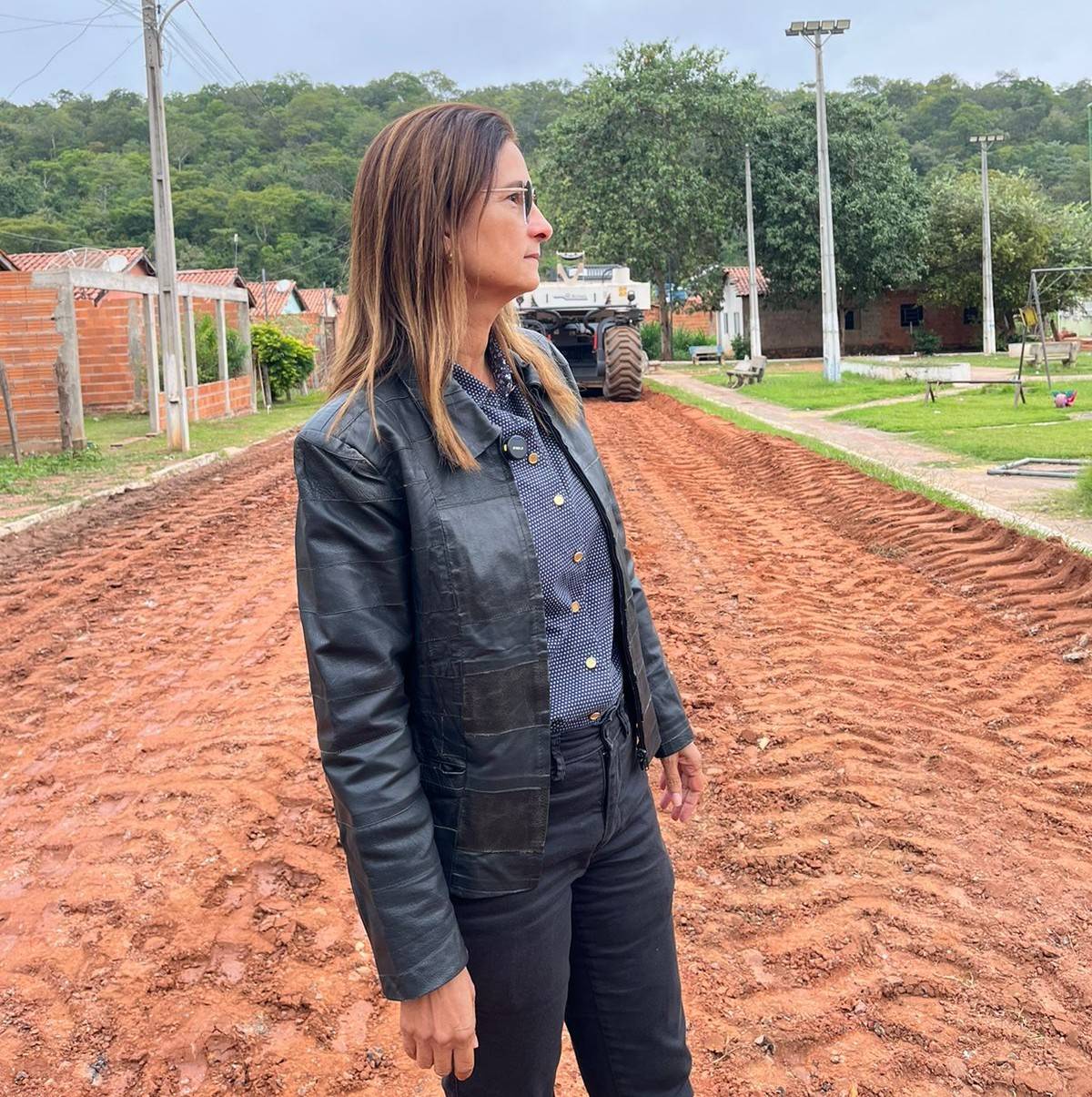Margareth mostra início do asfalto na Cohab Jardim das Flores e moradores comemoram;<VIDEO>