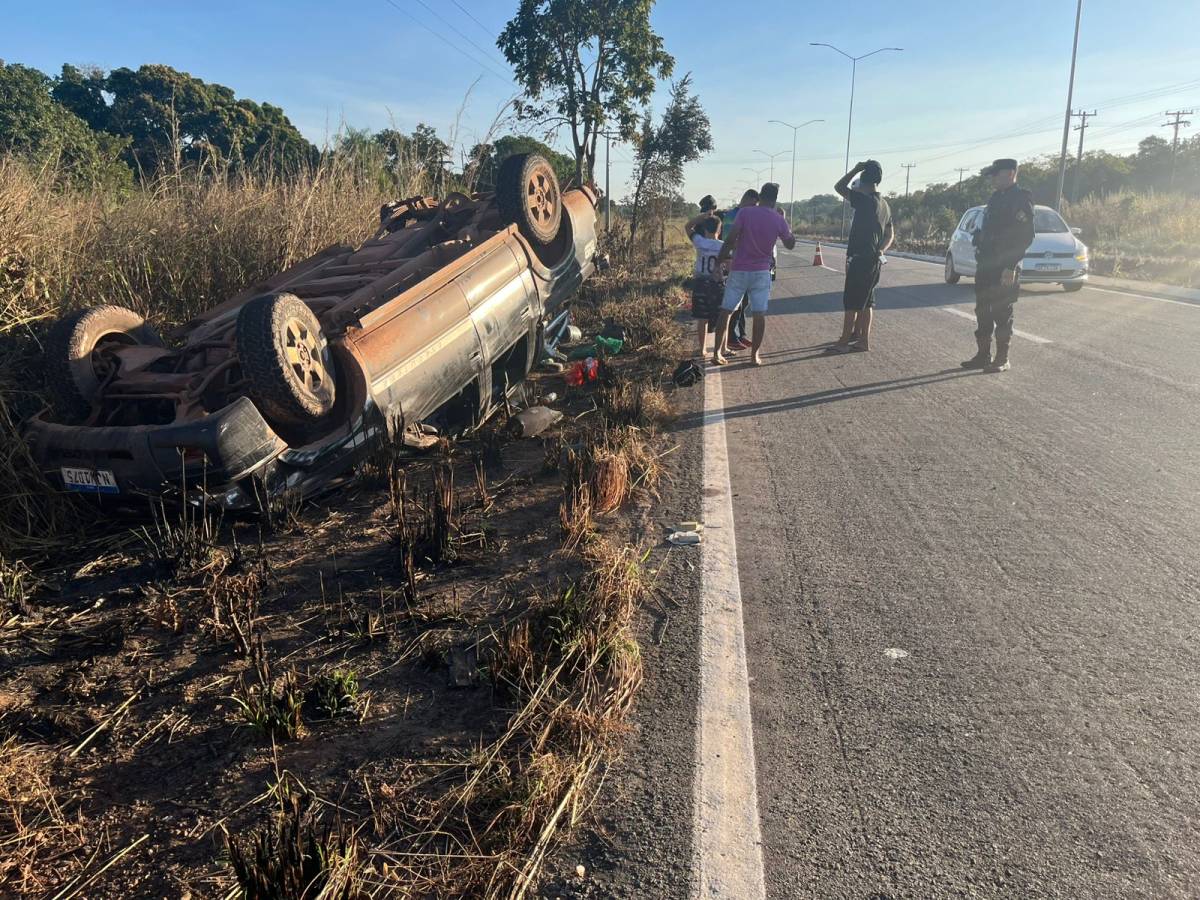 Peça traseira se solta durante trajeto e provoca grave acidente com caminhonete