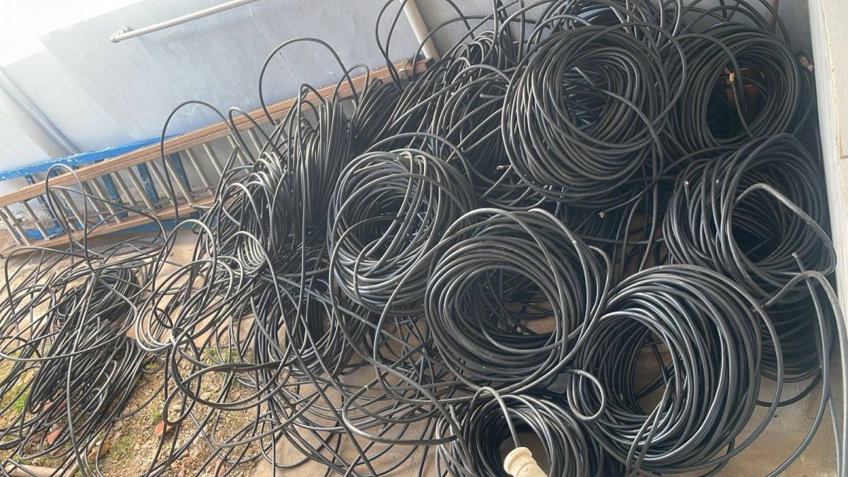 Suspeitos são encaminhados à delegacia após retirada irregular de fios elétricos em Santo Antônio de Leverger