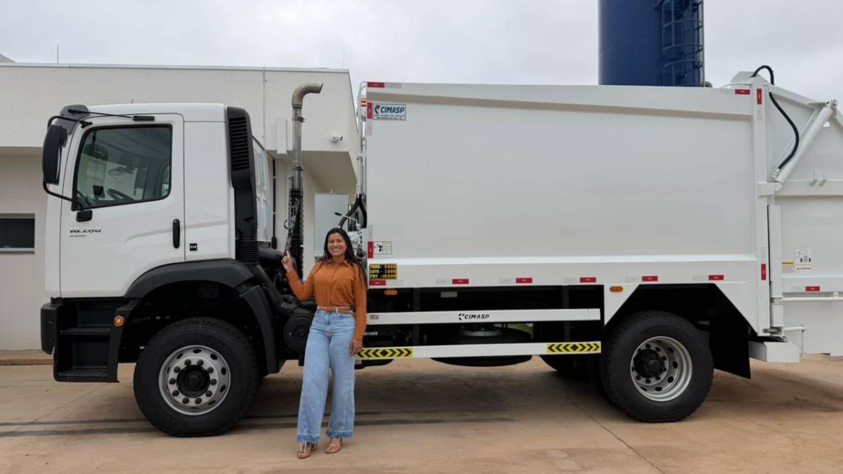 Prefeita Francieli anuncia reforço histórico para a limpeza urbana com chegada de caminhão compactador - <VIDEO>