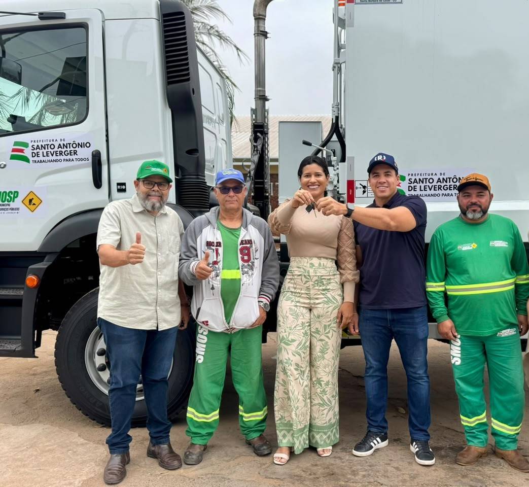 Prefeita e presidente da câmara celebram entrega inédita do primeiro caminhão compactador do município - <VIDEO>.