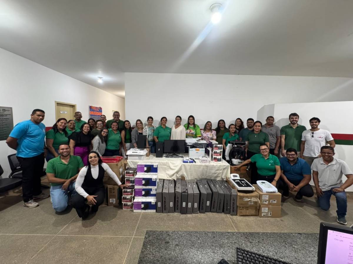 Prefeita Francieli entrega kits de informática para modernizar atendimento nas Unidades Básicas de Saúde