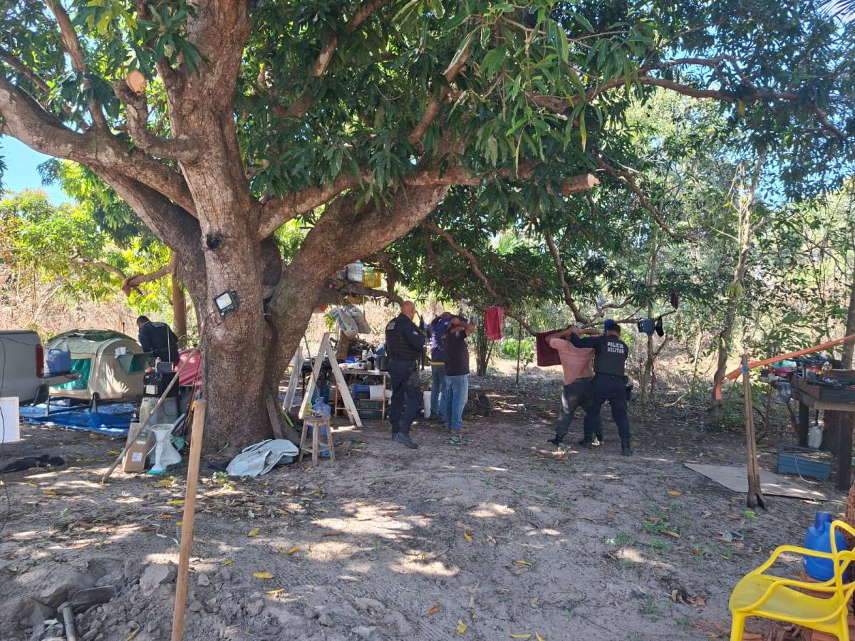 PM encontra acampamento irregular em fazenda em Barão de Melgaço e conduz três suspeitos à delegacia