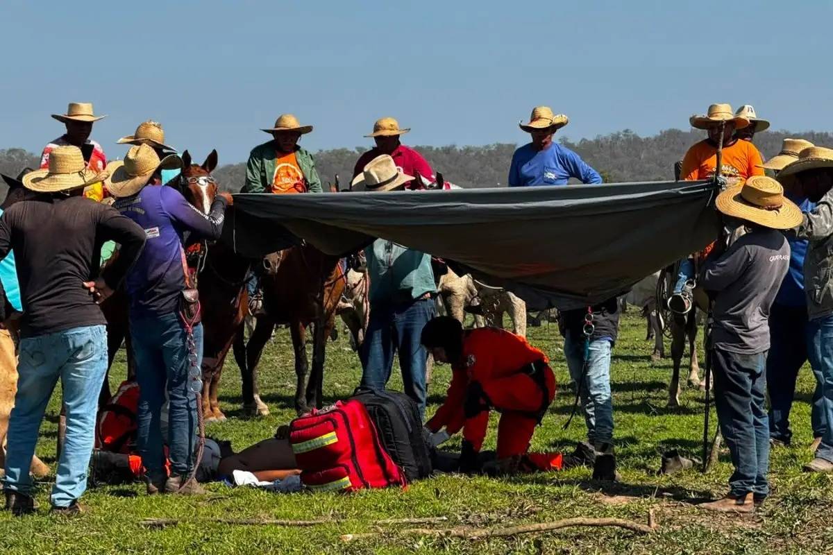 Helicóptero resgata homem ferido após queda de cavalo em região de difícil acesso no Pantanal - <VIDEO>