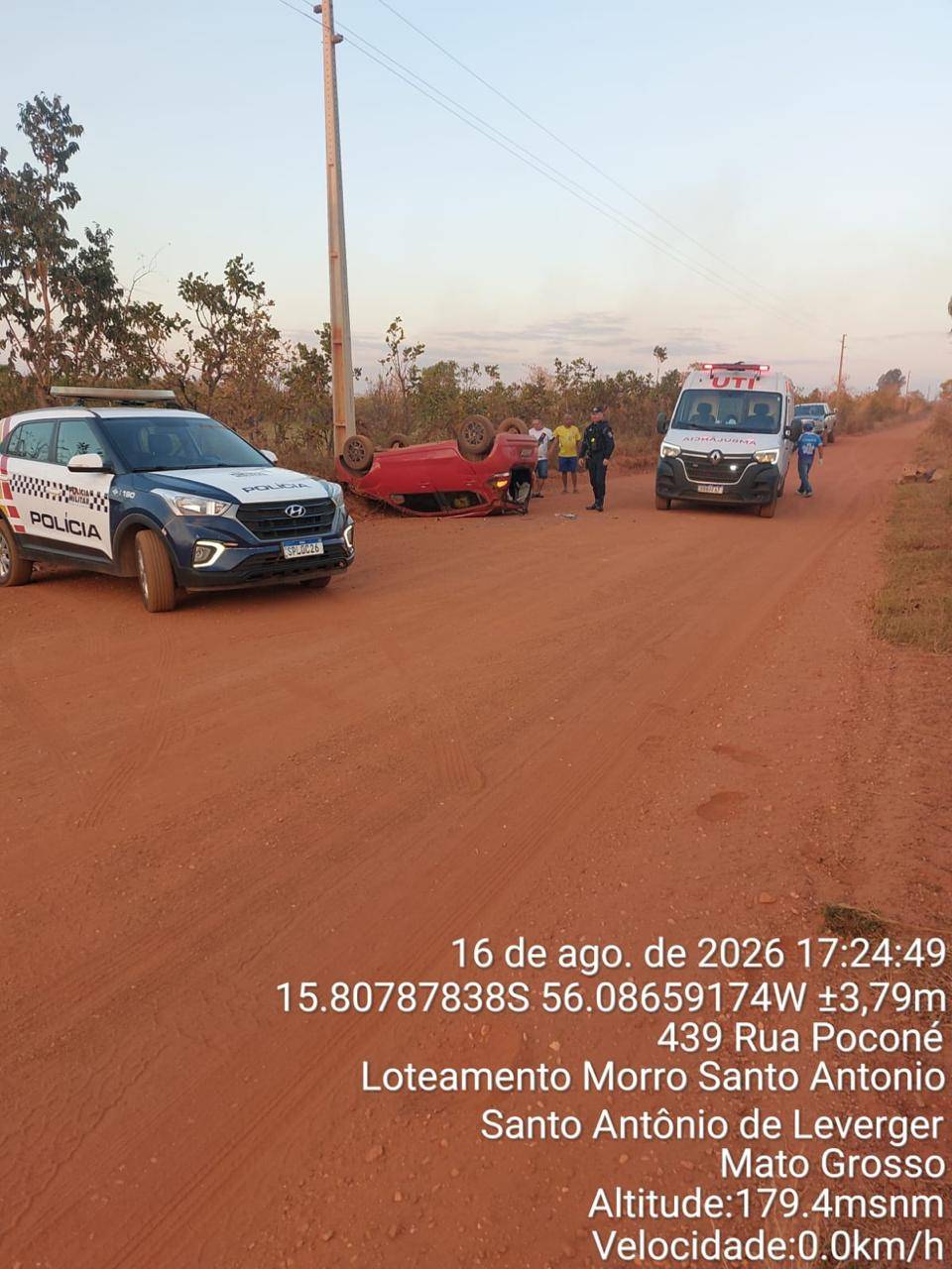 Mulher fica ferida após carro capotar na Estrada da Varginha, em Santo Antônio de Leverger