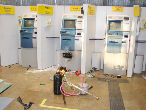 Ladrões roubam caixa eletrônio do BB em Santo Antônio