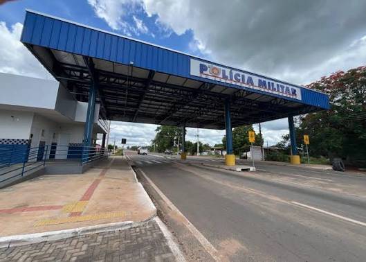 Polícia Militar acompanha cumprimento de mandado de busca e apreensão de um Fiat Strada