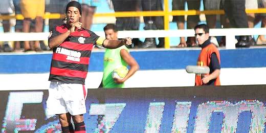 RONALDINHO MARCA E FLAMENGO VENCE