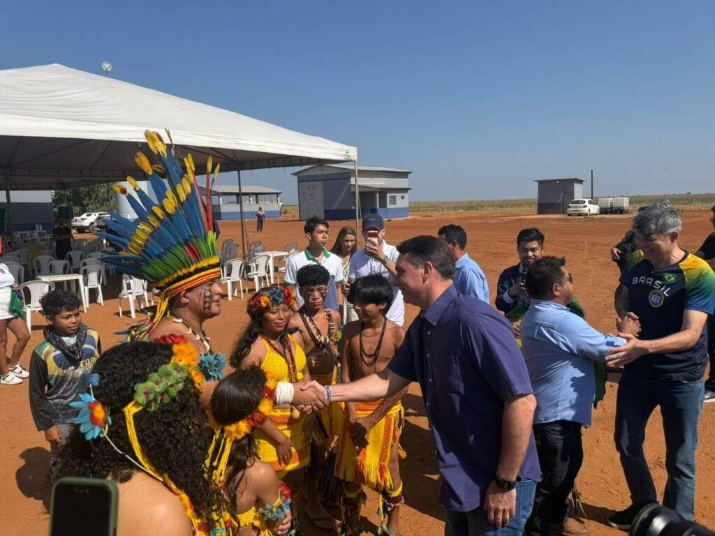 Flávio Bolsonaro visita MT e agenda expõe ruído entre aliados