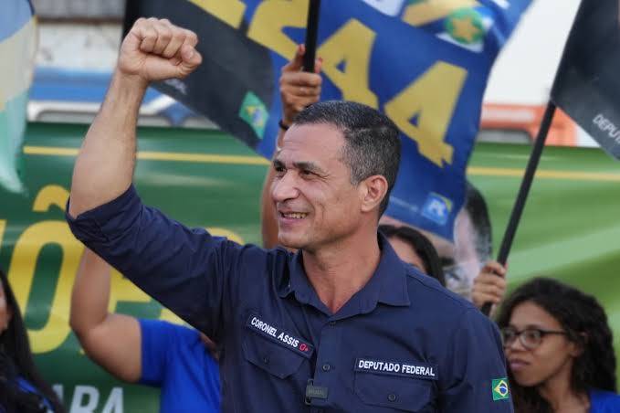 Coronel Assis puxa carreata da direita pelas ruas de Cuiabá