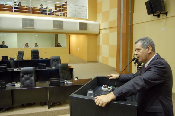 Dentinho faz cobrança sobre juros abusivos em consignação