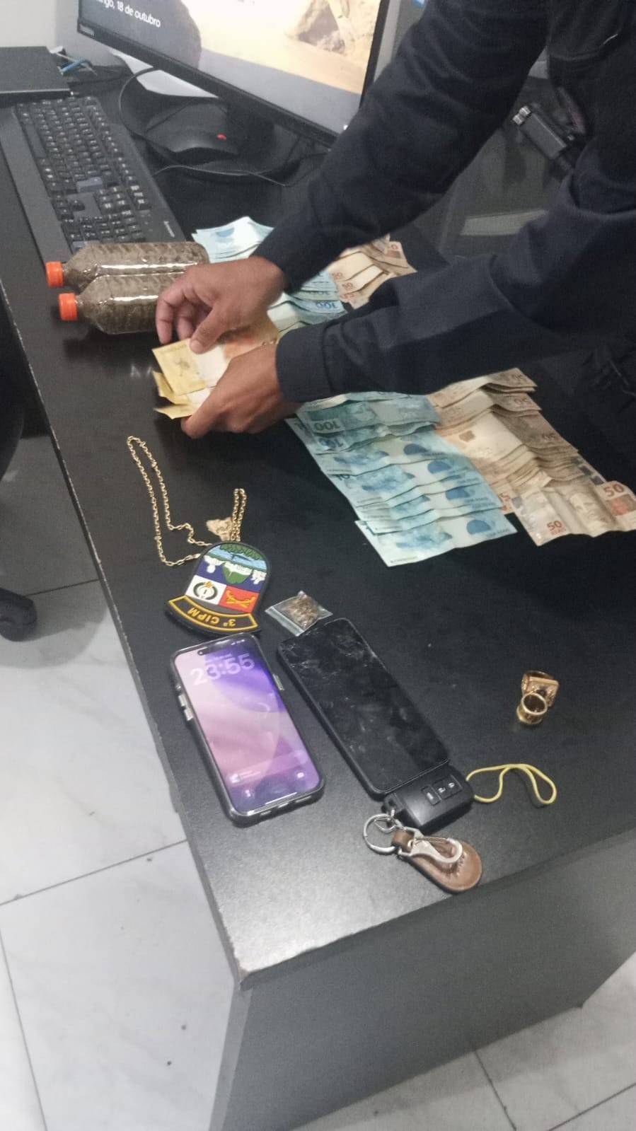 Suspeito de tráfico é flagrado com substância análoga à maconha e R$ 5,1 mil em dinheiro na região da Varginha