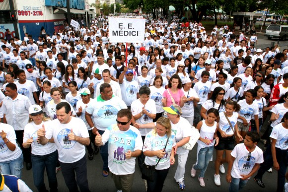 Sociedade se reúne pela paz em caminhada em Cuiabá 