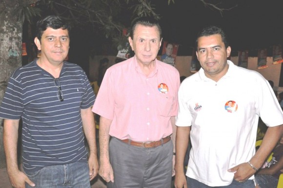 Bezerra entre colaboradores de sua campanha em Santo Antônio