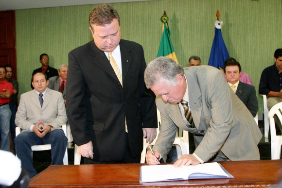 Vilceu forja contratos para 